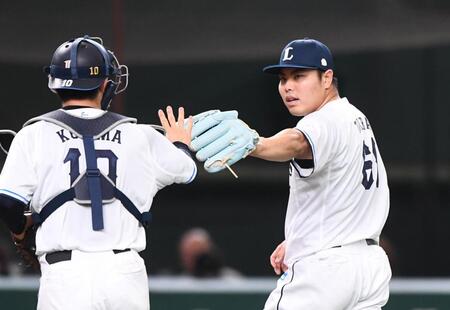 ４回を投げペ終え小島（左）とタッチする平良（撮影・園田高夫）