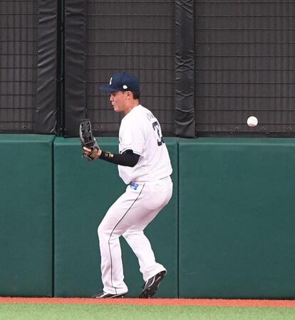 １回、打球を落球した秋山（撮影・園田高夫）