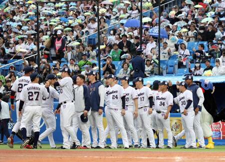 中日に勝利し、タッチを交わすヤクルトナイン