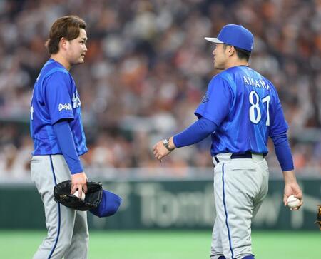 ７回、石田裕（左）を交代させる相川監督（撮影・伊藤笙子）