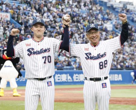 　プロ初勝利を挙げ、池山監督（右）とガッツポーズするヤクルト・広沢＝神宮