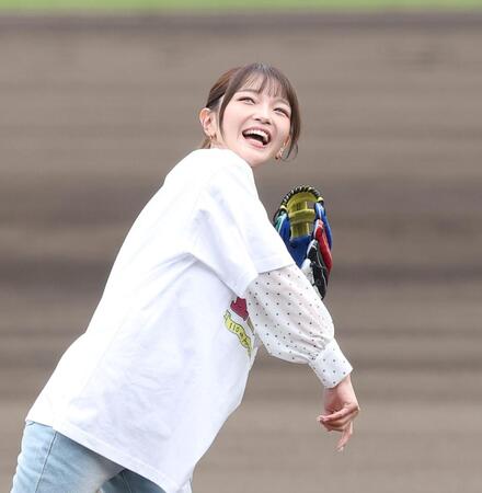 始球式を務める福留光帆（撮影・西田忠信）