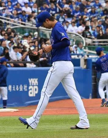 残念そうにマウンドを降りる高橋宏（撮影・持木克友）