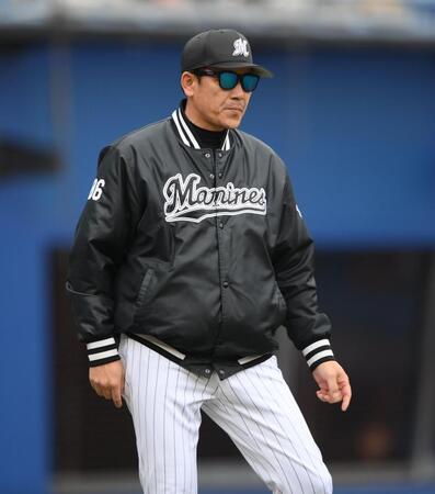 ９回、投手交代を告げたサブロー監督（撮影・開出牧）