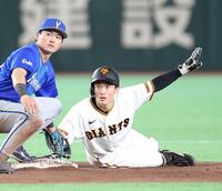 　４回、二盗を決める浦田。野手・林（撮影・伊藤笙子）