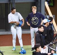 試合前、日本ハム・万波（左）に前日の死球を謝罪する九里（撮影・中島達哉）