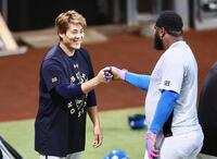 試合前、日本ハムのレイエス（右）とグータッチを交わす九里（撮影・中島達哉）