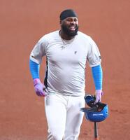 試合前練習に参加し、笑顔を見せるレイエス（撮影・中島達哉）