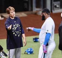 試合前、日本ハムのレイエス（右）と言葉を交わす九里（撮影・中島達哉）