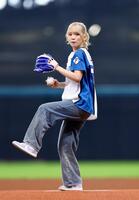 ファーストピッチセレモニーで投球するＳｏａｌａ（撮影・中島達哉）