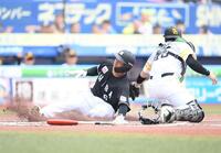 １回、ポランコのタイムリー内野安打で先制のホームに滑り込む西川（左）。捕手・谷川原（撮影・開出牧）