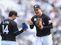 ２回、周東の左飛をダイビングキャッチで好捕し先発・小島（左）とタッチを交わす西川（撮影・開出牧）