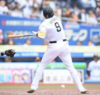 ５回、死球を受ける柳田（撮影・開出牧）