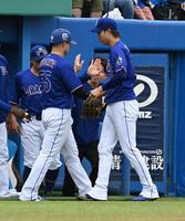 ４回、生還した細川（左）を出迎える高橋宏（撮影・持木克友）