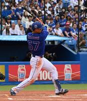 ６回、左前適時打を放つ花田（撮影・持木克友）