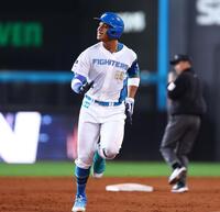 ７回、左越えに勝ち越し３ランを放ち、ダイヤモンドを回る万波（撮影・中島達哉）