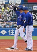 ６回、右前適時打を放ちベンチに向かって手をあげるに高橋宏（撮影・持木克友）