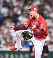 気迫のピッチングを見せる藤原（撮影・園田高夫）