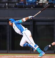 ７回、左越えに勝ち越し３ランを放つ万波（撮影・中島達哉）