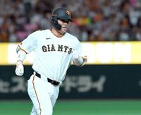 ７回、逆転の右越え３ランを放ち、笑顔でダイヤモンドを一周する大城（撮影・伊藤笙子）