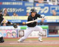 ９回、セーフティースクイズを試みるがキャッチャーゴロとなる友杉（撮影・開出牧）