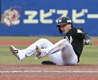 ９回、友杉のセーフティースクイズで一塁から三塁を狙うが、タッチアウトとなる小川