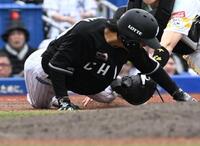 ９回、友杉のセーフティースクイズで一塁から三塁を狙うが、タッチアウトとなる小川