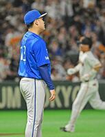 ７回、巨人の代打・大城（右）に逆転３ランを許した伊勢