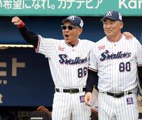 ７回、長岡の２点打に喜ぶ池山監督（左）