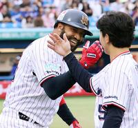 ７回、２ランを放ちナインに祝福されるサンタナ