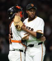 ９回を締め、大城（左）とハグを交わすマルティネス（撮影・伊藤笙子）