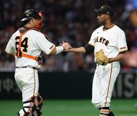 ９回を締め、大城（左）と握手を交わすマルティネス（撮影・伊藤笙子）