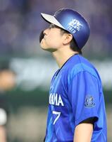 ９回、右飛に倒れ唇をかむ佐野（撮影・伊藤笙子）