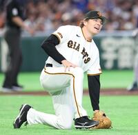 ４回、入江の犠打を処理する際にバランスを崩し、顔をしかめるハワード（撮影・伊藤笙子）