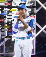 お立ち台で笑顔を見せる万波（撮影・中島達哉）