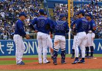 ７回途中・高橋宏に降板を告げる井上監督（右）＝撮影・持木克友