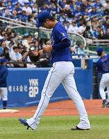 残念そうにマウンドを降りる高橋宏（撮影・持木克友）