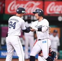 ３回、同点ソロを放ち熊代コーチ（左）に迎えられ生還する桑原（撮影・園田高夫）