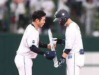 ２回、記念ボードを外崎（右）に手渡す桑原（撮影・園田高夫）