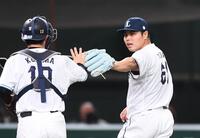 ４回を投げペ終え小島（左）とタッチする平良（撮影・園田高夫）