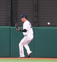 １回、打球を落球した秋山（撮影・園田高夫）