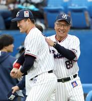 中日に勝利し、広沢（左）をねぎらう池山監督