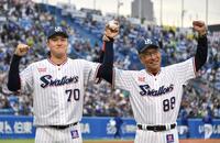 プロ初勝利を挙げ池山監督（右）から祝福される広沢（撮影・持木克友）