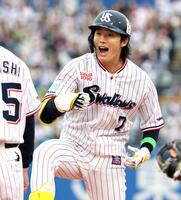 ７回裏、２点打を放ち喜ぶ長岡