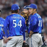 ６回、ピンチを背負った石田裕（左）に直接話しかける相川監督（撮影・伊藤笙子）