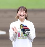 始球式を終え笑顔を見せる福留光帆（撮影・西田忠信）