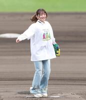 始球式を終え笑顔を見せる福留光帆（撮影・西田忠信）