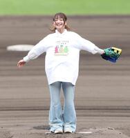 始球式を笑顔で務めた福留光帆（撮影・西田忠信）