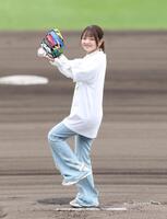 始球式を務める福留光帆（撮影・西田忠信）