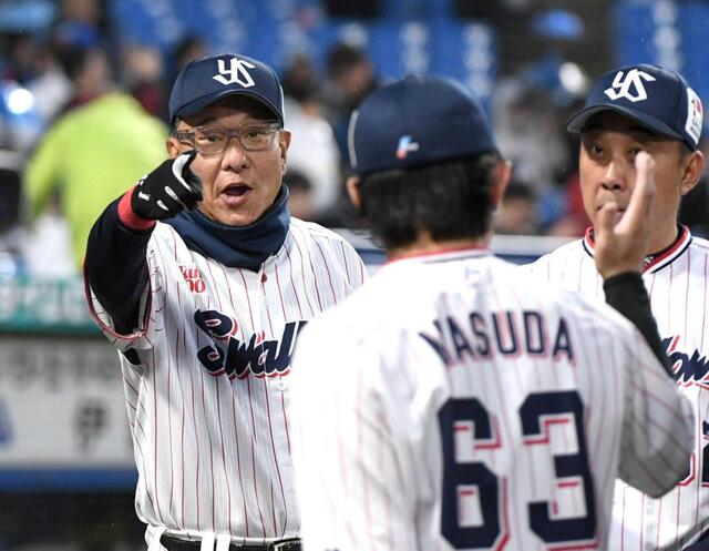 　打のヒーロー増田（６３）を迎える池山監督（撮影・佐藤厚）